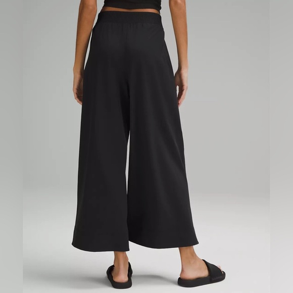 NWT lululemon athletica Stretch Woven Wide-Leg High-Rise Crop Pant - Picture 2 of 10